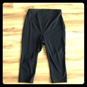 Old Navy active black Maternity Capri leggings.